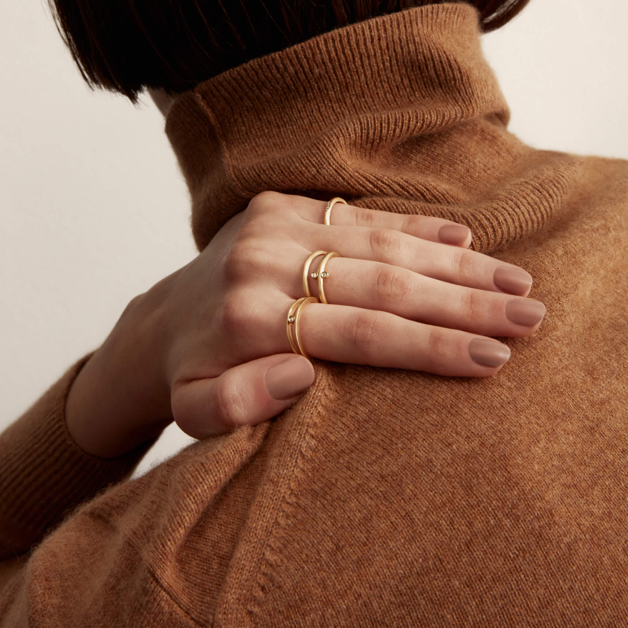 Foco na mão da modelo usando Aliança Union em Ouro Amarelo 18k com Brilhantes